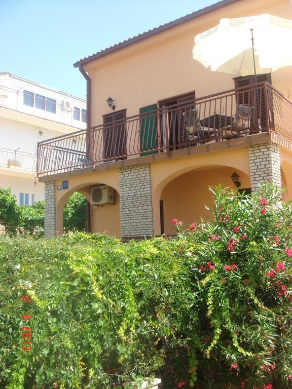 Apartments Renata Primosten Exterior photo